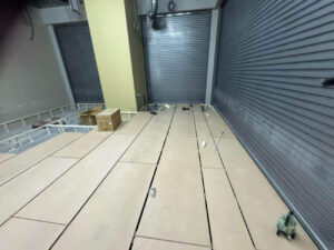 東京都江東区のクリニックにて、夜間置床工事を行いました。（乾式二重床）【秀和建工】