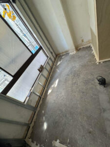 東京都中央区のマンションにて、改修工事に伴う置床工事を行いました。（乾式二重床、１×６フロア）【秀和建工】