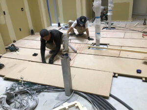 神奈川県小田原市の店舗にて、夜間工事で置床工事を行いました。（乾式二重床）【秀和建工】