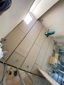 東京都葛飾区のホテルにて、改修工事に伴う置床工事を行いました。（乾式二重床）【秀和建工】