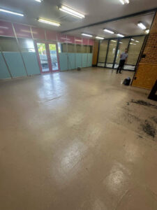 東京都葛飾区のオフィスにて、置床工事を行いました。（乾式二重床）【秀和建工】