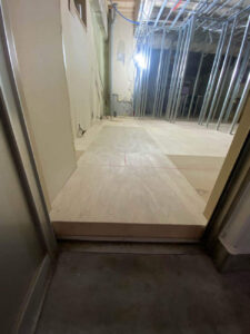 東京都葛飾区のホテルにて、改修工事に伴う置床工事を行いました。（乾式二重床）【秀和建工】