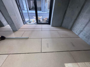 東京都墨田区の店舗にて、1day置床工事を行いました。（乾式二重床）【秀和建工】