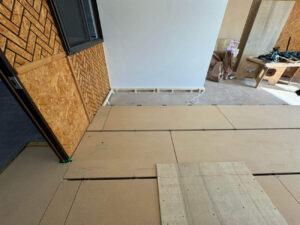 東京都葛飾区のオフィスにて、置床工事を行いました。（乾式二重床）【秀和建工】