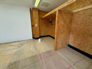 東京都葛飾区のオフィスにて、置床工事を行いました。（乾式二重床）【秀和建工】