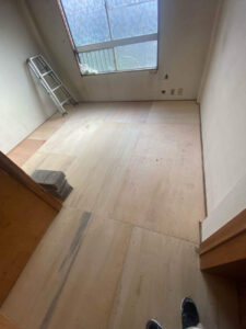 東京都日野市のマンションにて改修工事に伴う床・壁・天井・軽天・PB 一括請負工事を行いました。【秀和建工】