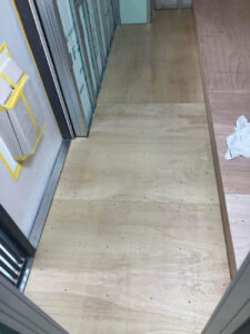 東京都品川区のマンションにて、1day置床工事を行いました。（万協YPE支持脚）【秀和建工】