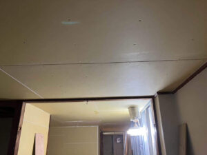 東京都日野市のマンションにて改修工事に伴う床・壁・天井・軽天・PB 一括請負工事を行いました。【秀和建工】