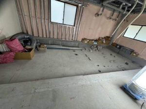 東京都足立区の施設にて、置床工事を行いました。(乾式二重床)【秀和建工】