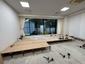 横浜市戸塚区の福祉施設にて、1day置床工事を行いました。(乾式二重床)【秀和建工】