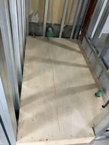 埼玉県越谷市の店舗にて、新装工事に伴う置床工事を行いました。（パーチクルボード）【秀和建工】