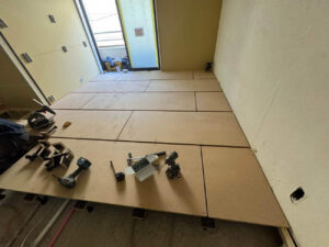 東京都渋谷区のマンションにて、１day置床工事を行いました。（乾式二重床）【秀和建工】