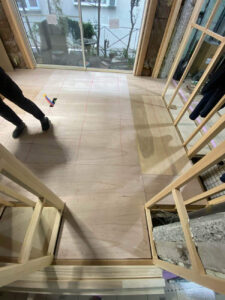 東京都世田谷区のオフィスにて、置床工事を行いました。（乾式二重床）【秀和建工】