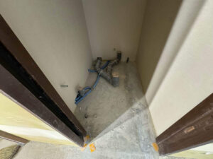 東京都渋谷区のクリニックにて、夜間の置床工事を行いました。（パーチクルボード）【秀和建工】