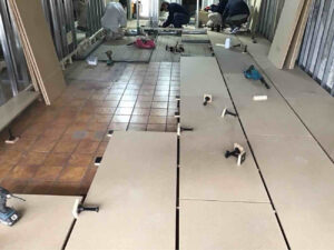 川崎市宮前区にて、店舗の置床工事を行いました。（乾式二重床）【秀和建工】