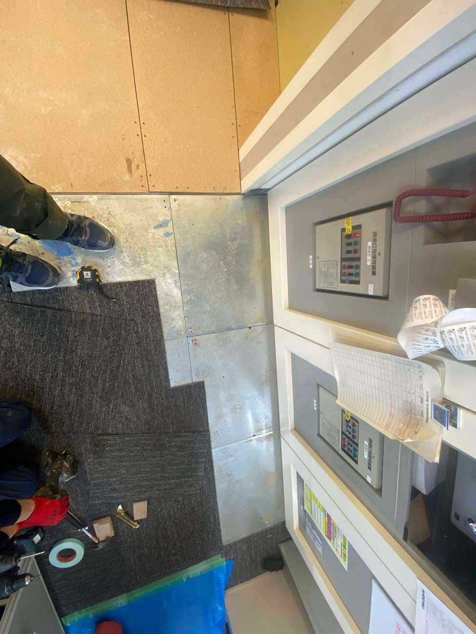 千葉県流山市の店舗にて、夜間工事にてＯＡフロア復旧工事を行いました。（秀和建工）