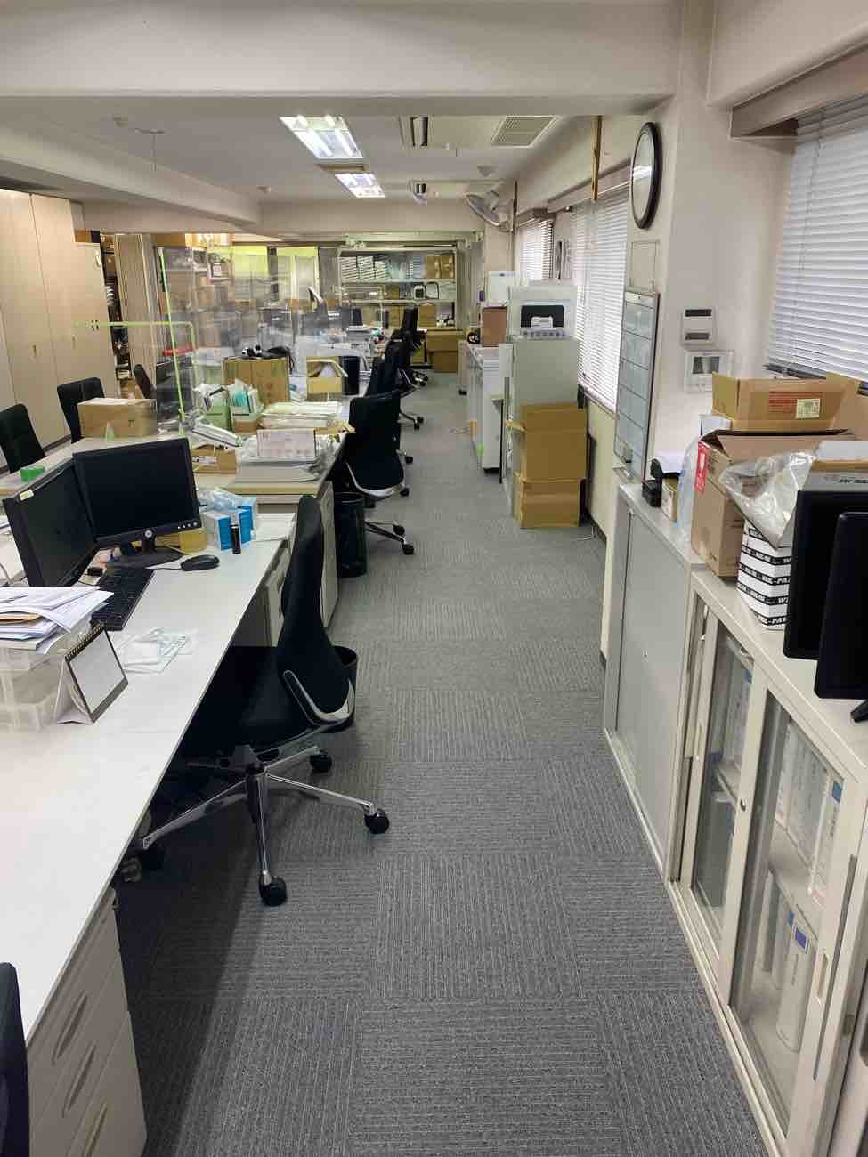 東京都新宿区の事務所にて、改修工事に伴うカーペット張替え工事を行いました。（TAJIMAタイルカーペット、サンゲツPタイル）【秀和建工】