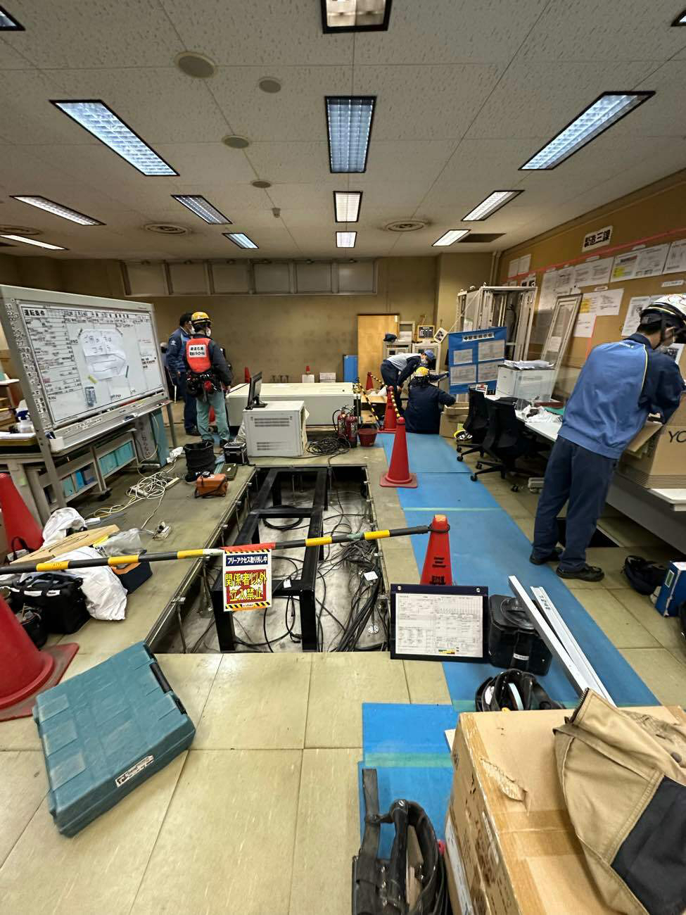 神奈川県川崎市 オフィス コンピューター制御室のOA改修工事（秀和建工）