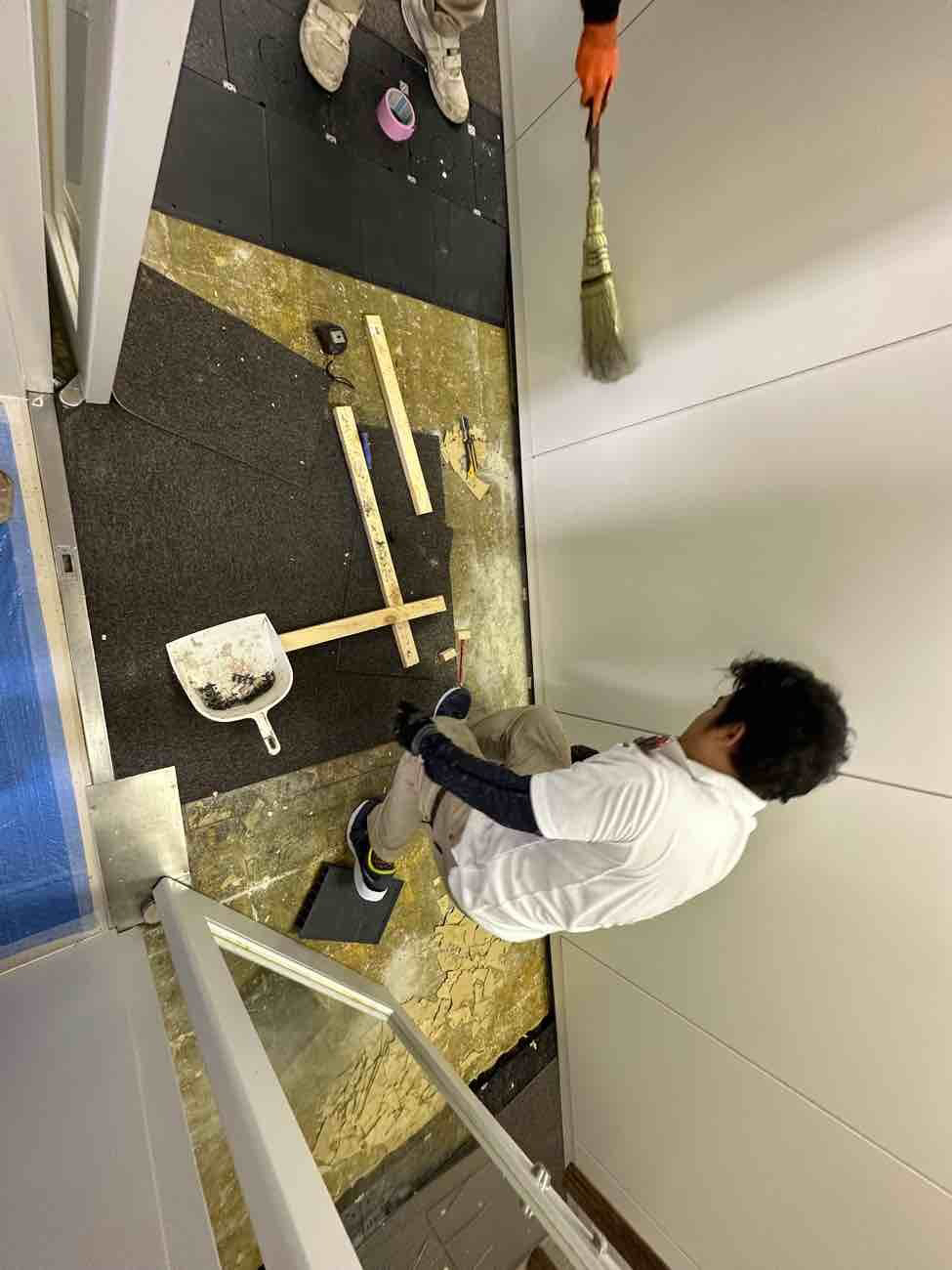 東京都中央区のビルにて、改修工事に伴いOAパネル工事を行いました。（フクビ化学工業LM2000）【秀和建工】
