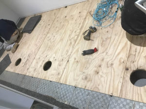 東京都江東区にて、オフィスのOAフロア工事を行いました。（プラ束）【秀和建工】