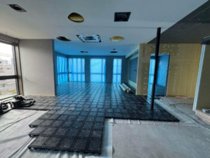 埼玉県川口市にある店舗にて、オフィスのOAフロア工事を行いました。（ステップラインBF50R）【秀和建工】