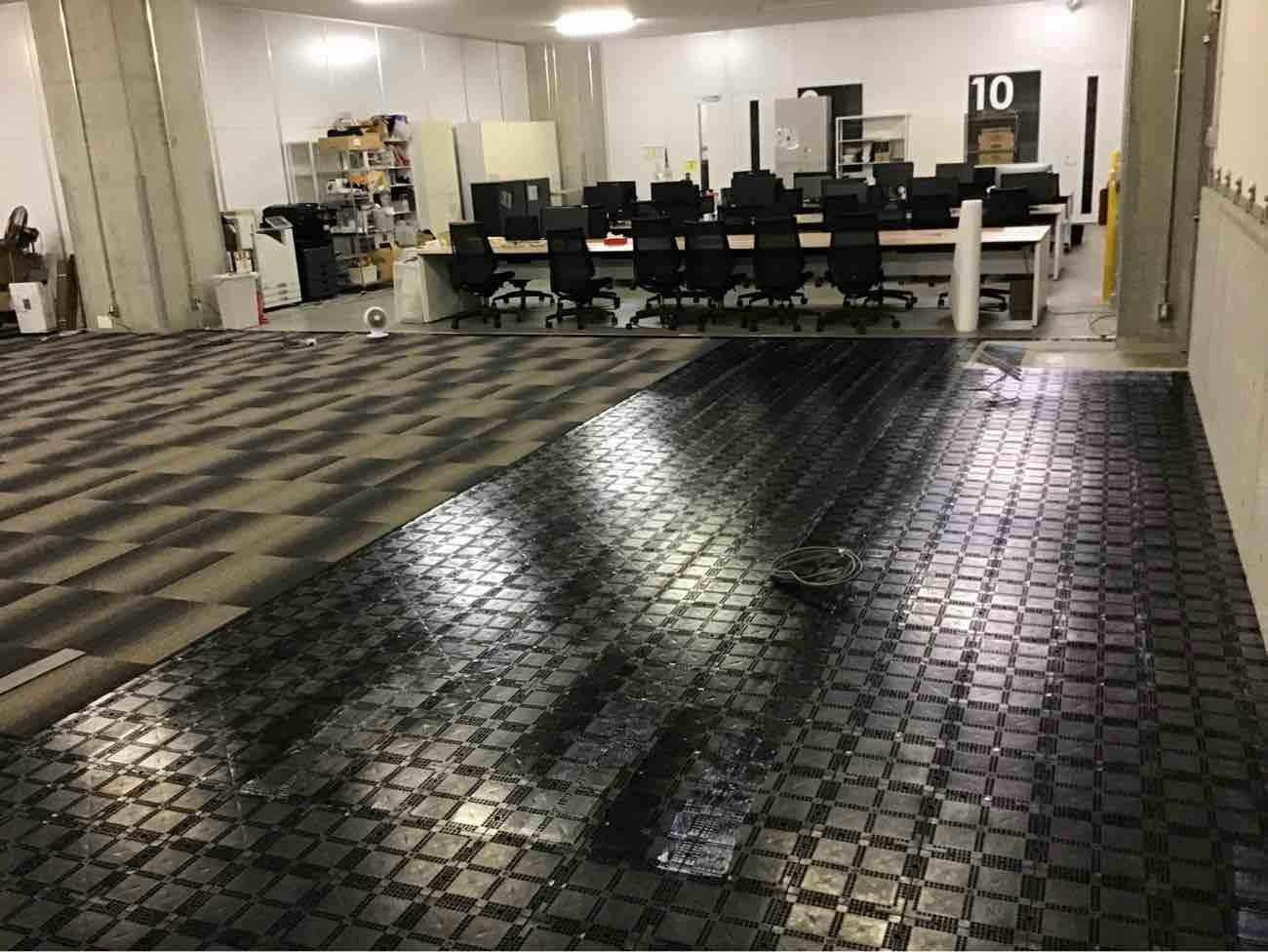 東京都大田区のオフィスにて、ステップライン樹脂OA工事を行いました。【秀和建工】