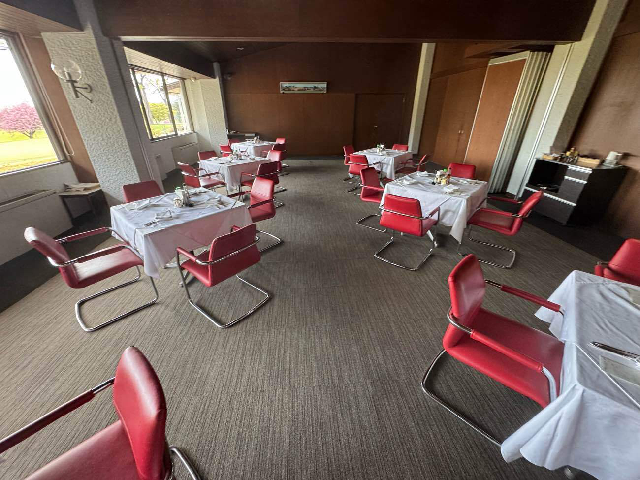 横浜市旭区のカントリークラブにて、タイルカーペット張替え工事を行いました。【秀和建工】