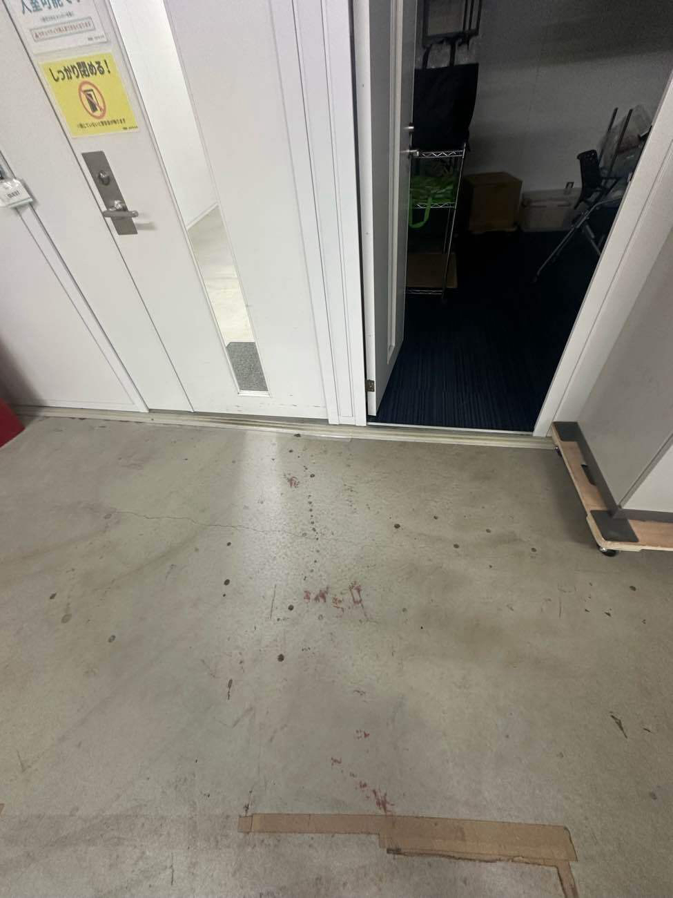 東京都大田区のオフィスにて、ステップライン樹脂OA工事を行いました。【秀和建工】