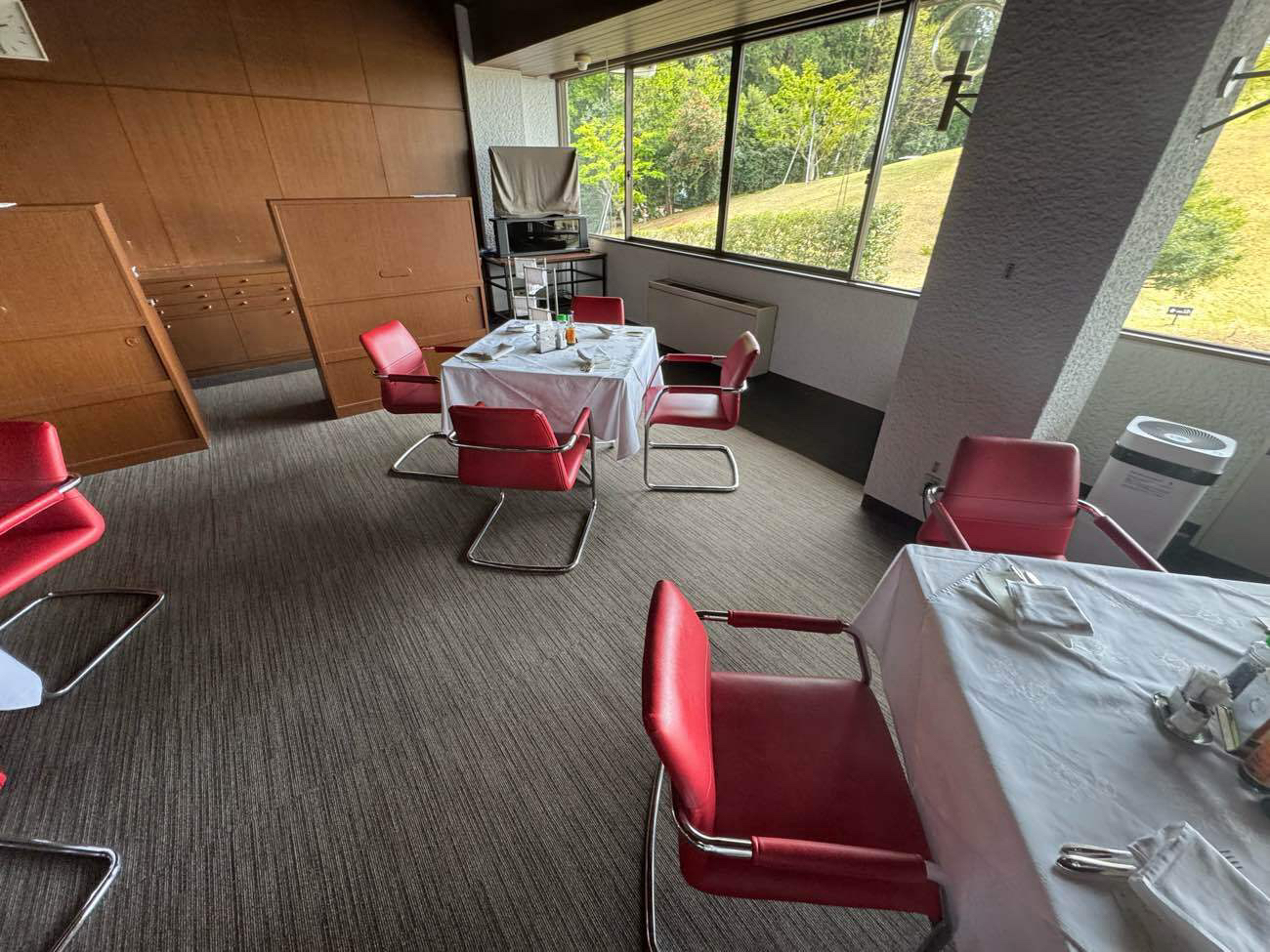 横浜市旭区のカントリークラブにて、タイルカーペット張替え工事を行いました。【秀和建工】