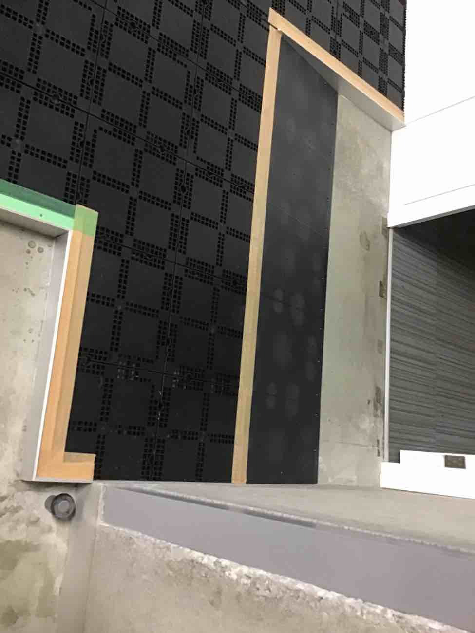 東京都大田区のオフィスにて、ステップライン樹脂OA工事を行いました。【秀和建工】