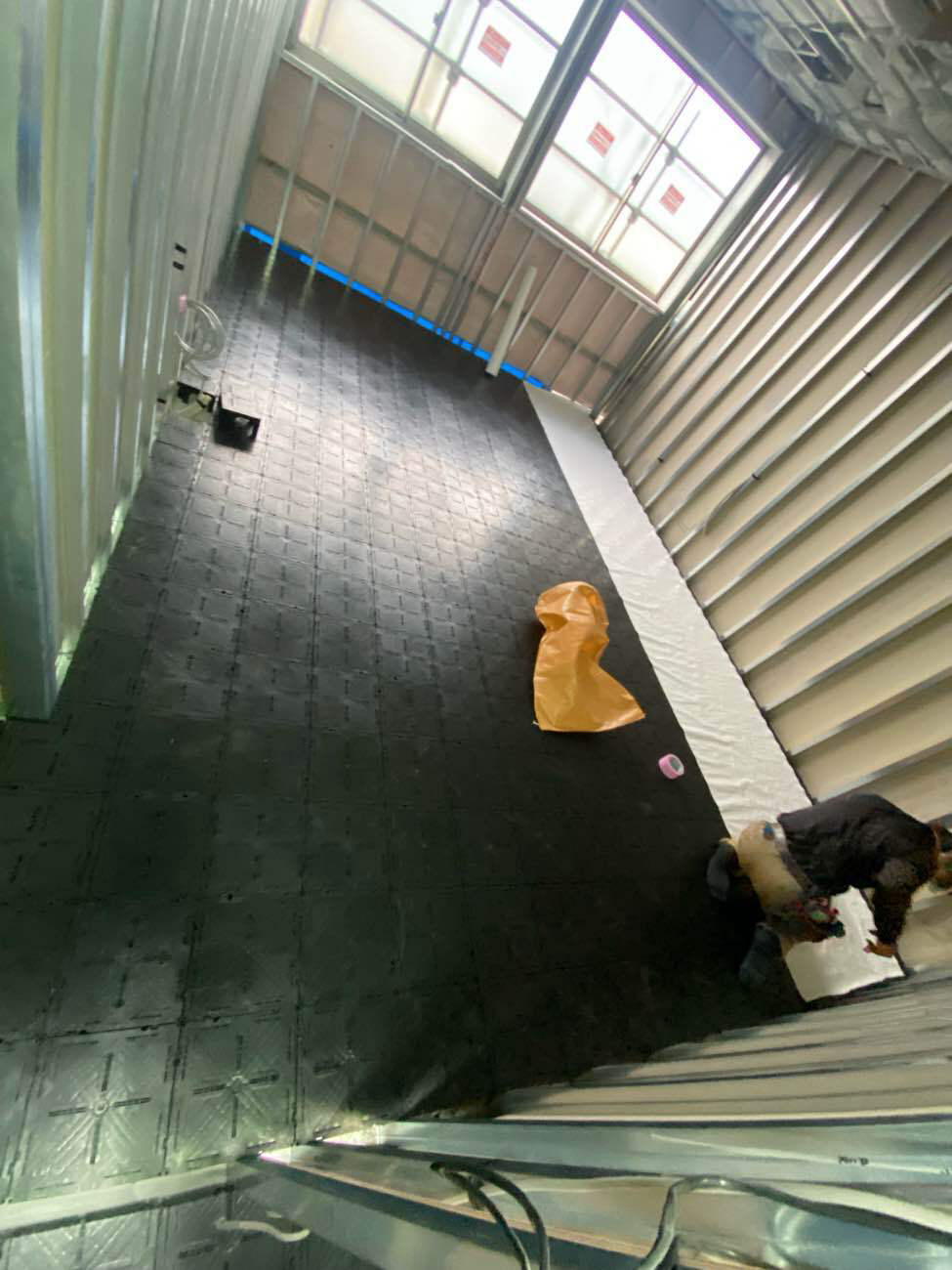 埼玉県川口市のオフィスにて、ステップライン樹脂OA工事を行いました。【秀和建工】