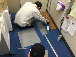 藤沢市南区の稼働中事務所にて、タイルカーペット張替工事を行いました。(TAJIMA製タイルカーペット481-283)【秀和建工】