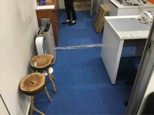 藤沢市南区の稼働中事務所にて、タイルカーペット張替工事を行いました。(TAJIMA製タイルカーペット481-283)【秀和建工】