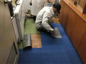 藤沢市南区の稼働中事務所にて、タイルカーペット張替工事を行いました。(TAJIMA製タイルカーペット481-283)【秀和建工】