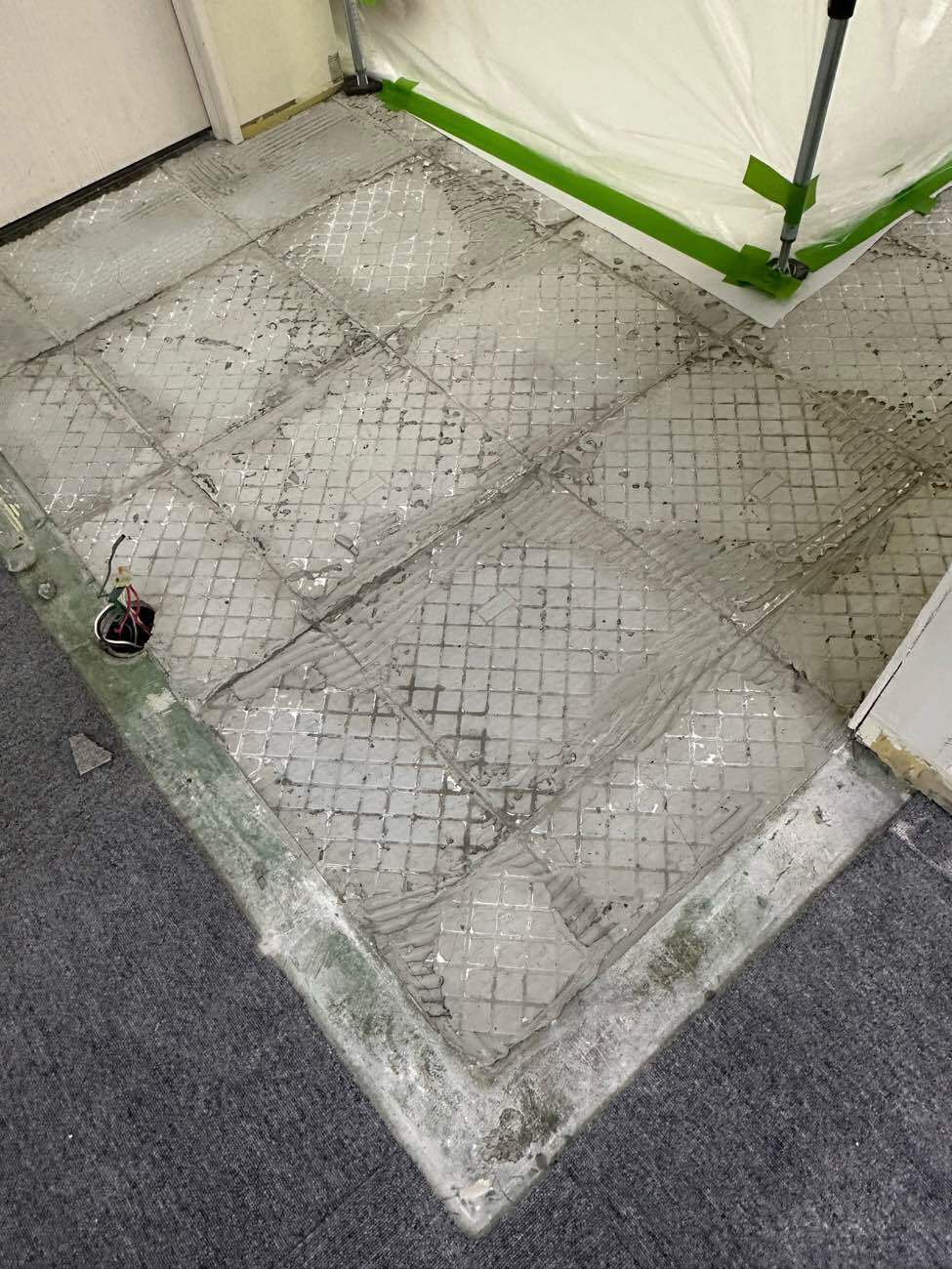 横浜市戸塚区のオフィスにて、OAフロア工事を行いました。【秀和建工】