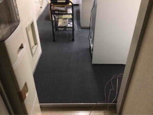 神奈川県平塚市の稼働中事務所にて、OAフロア、タイルカーペット張替工事を行いました。（TAJIMA製タイルカーペットタビスプレーヌⅡ）【秀和建工】