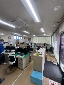 神奈川県平塚市の稼働中事務所にて、OAフロア、タイルカーペット張替工事を行いました。（TAJIMA製タイルカーペットタビスプレーヌⅡ）【秀和建工】
