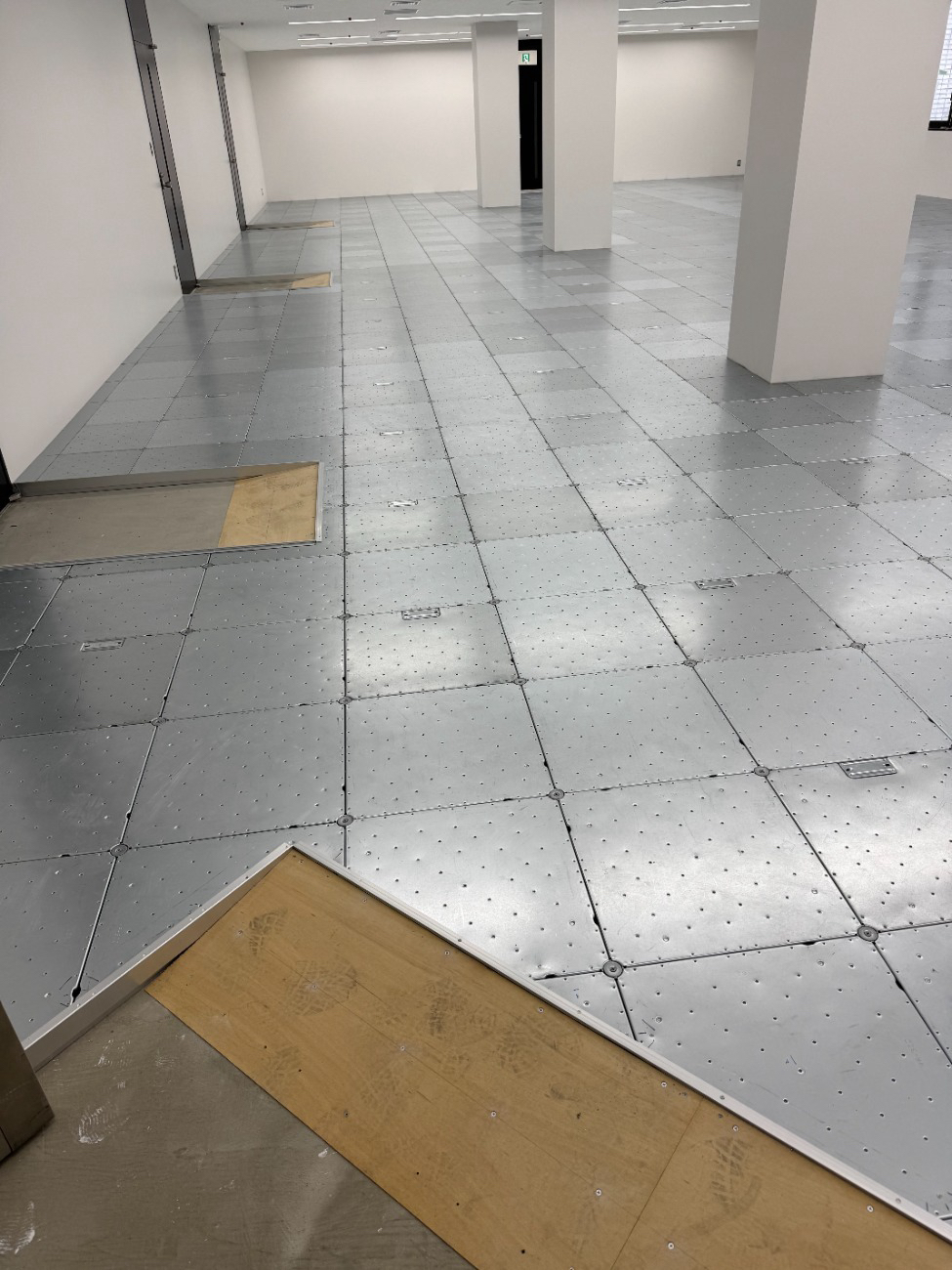 東京都品川区のオフィスにて、原状回復工事を行いました。（藤澤建機製スチール調整敷OA）【秀和建工】