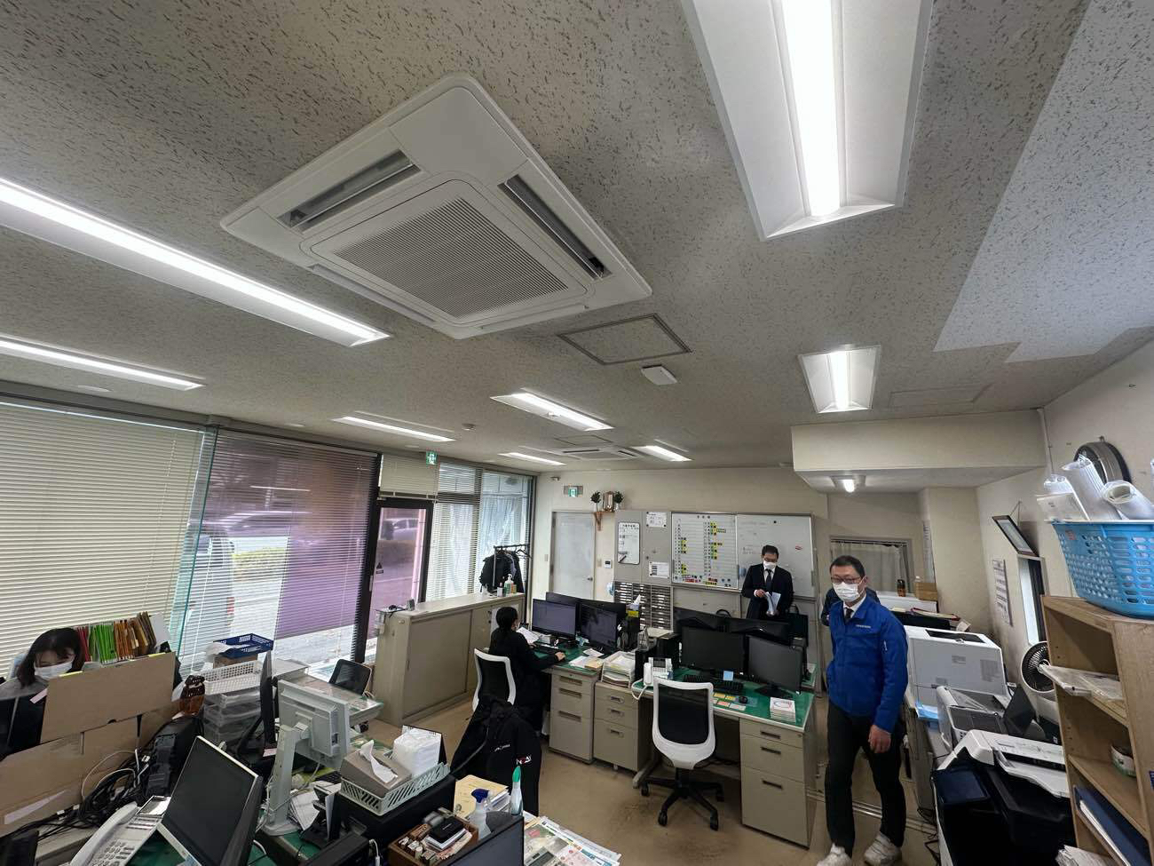神奈川県平塚市の稼働中事務所にて、OAフロア、タイルカーペット張替工事を行いました。(TAJIMA製タイルカーペットタビスプレーヌⅡ)【秀和建工】