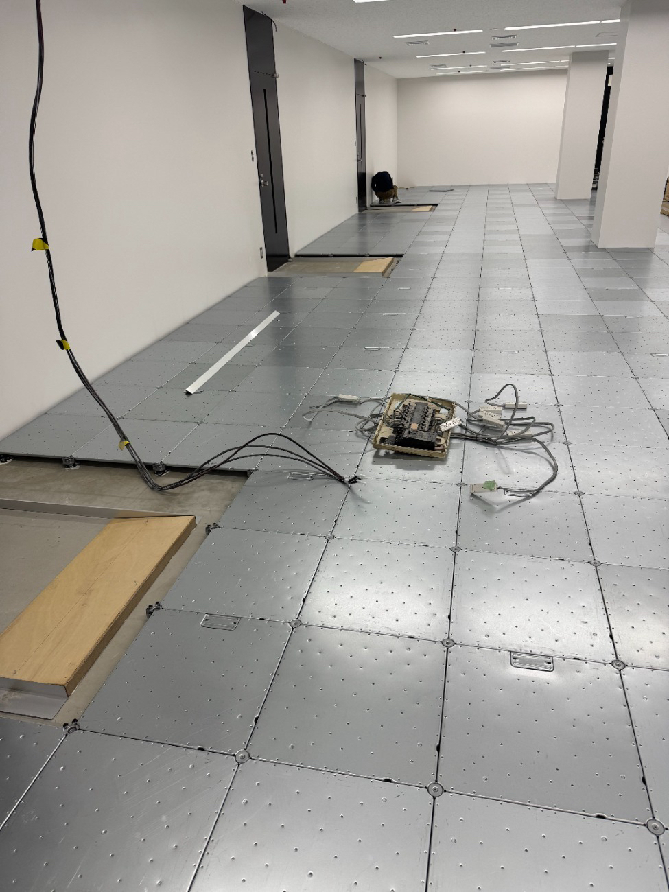 東京都品川区のオフィスにて、原状回復工事を行いました。(藤澤建機製スチール調整敷OA)【秀和建工】