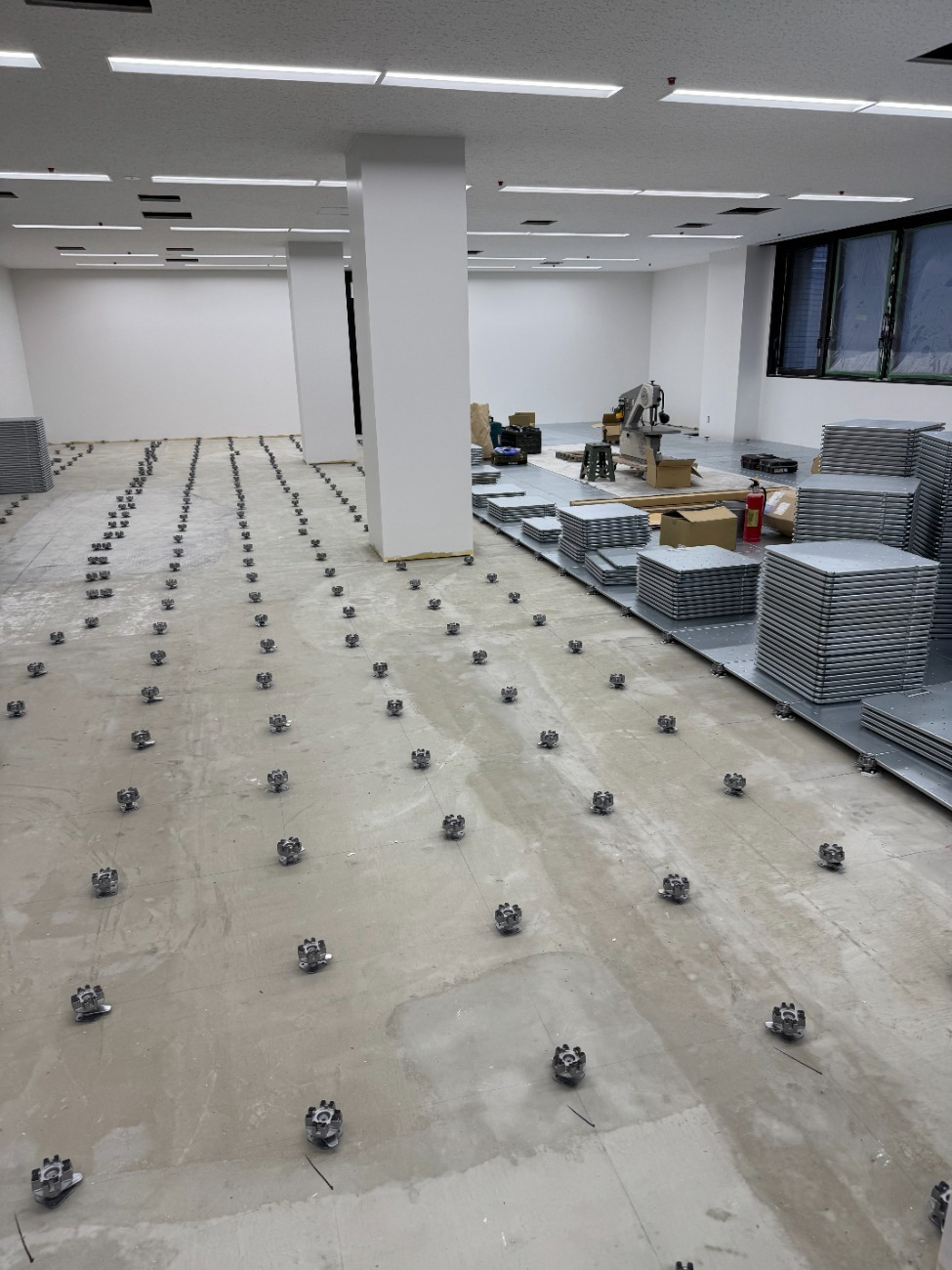 東京都品川区のオフィスにて、原状回復工事を行いました。(藤澤建機製スチール調整敷OA)【秀和建工】