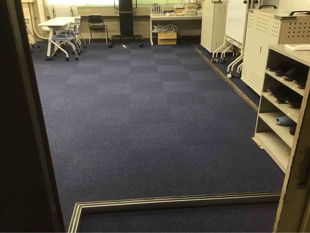 神奈川県綾瀬市の学校にて、タイルカーペット張替工事を行いました。(東リGA-100)【秀和建工】