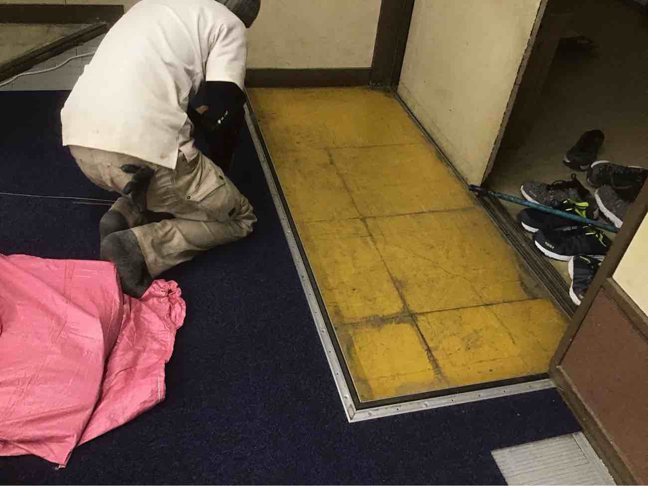 神奈川県綾瀬市の学校にて、タイルカーペット張替工事を行いました。(東リGA-100)【秀和建工】
